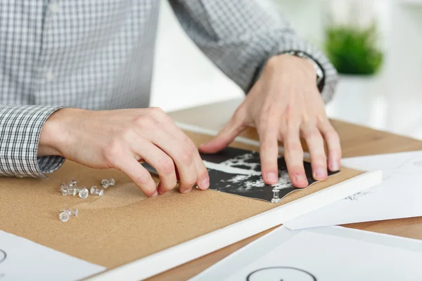 Hombre joven diseñando nuevo proyecto — Foto de Stock