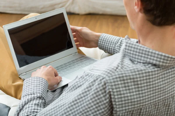 Perancang pria yang bekerja pada laptop — Stok Foto