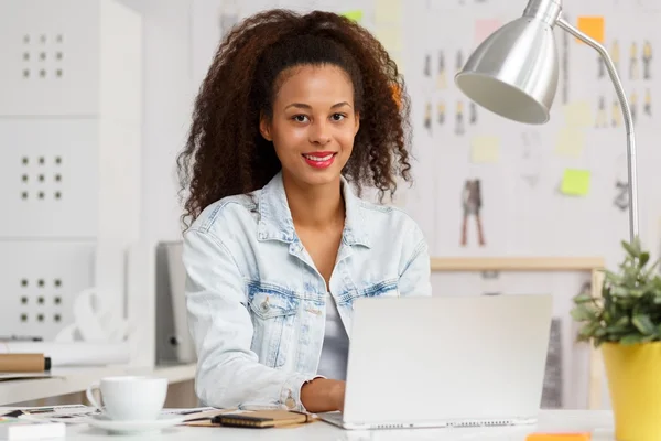 Diseñadora gráfica femenina — Foto de Stock