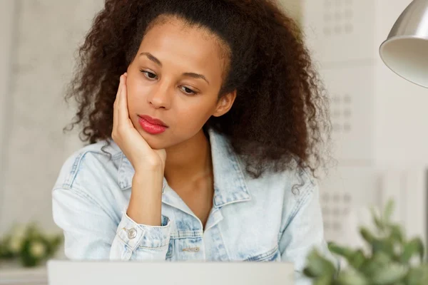 Belleza Mujer con el pelo rizado — Foto de Stock