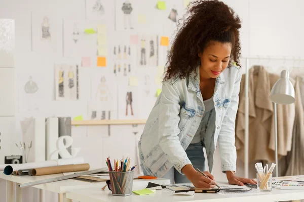 Moda Tasarımcısı atelier içinde çalışma