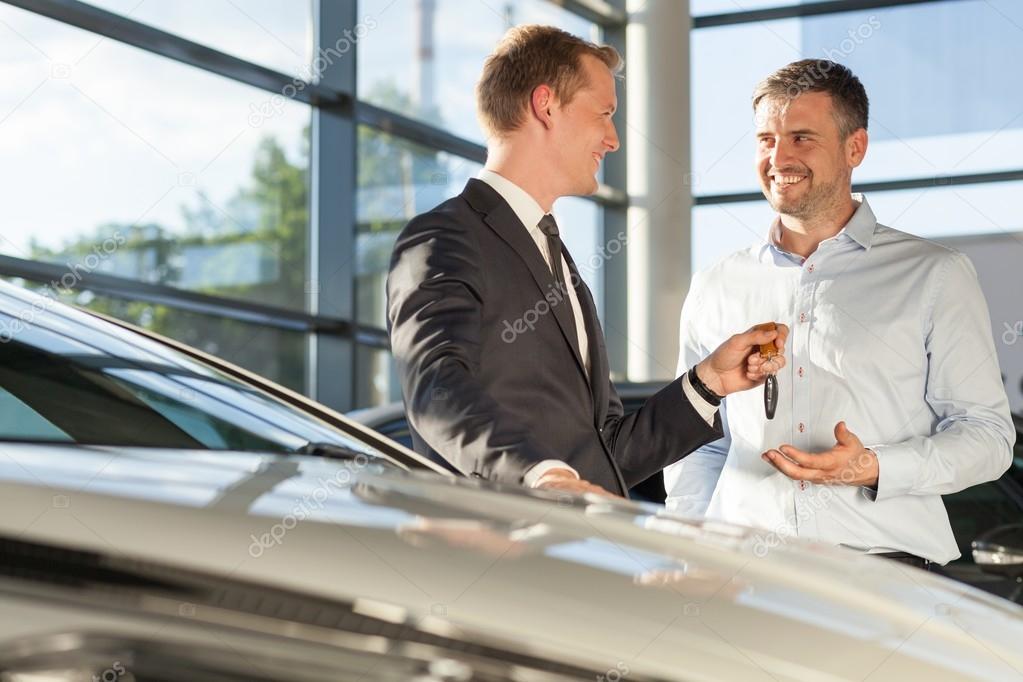 Selling my car. Менеджер автосалона. Автокредит. Продавец авто. Клиенты в автосалоне.