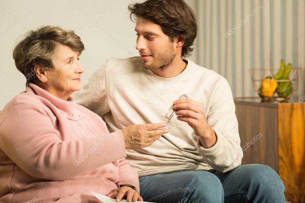 Отец и взрослый сын. Подростки и родители. Почему взрослый сын. Мать обнимает сына. Пожилая жена.