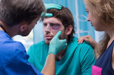 Doktor hastayı muayene ediyor.