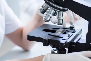 Teknisyen beyaz eldiven