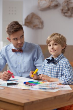 Baba ve oğul papyon giyiyor