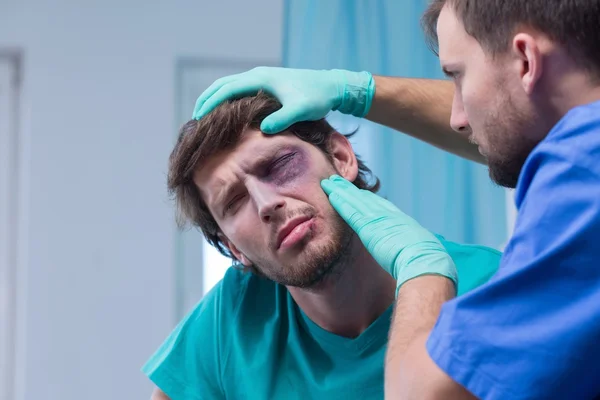 Masculino após acidente no hospital — Fotografia de Stock