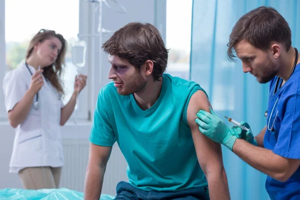 Doctor doing anesthetic injection — Stock Photo, Image