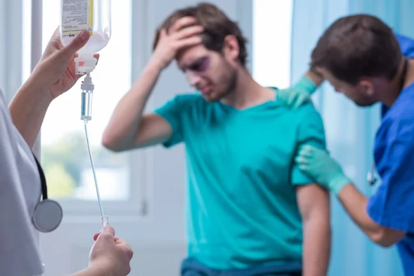 Enfermera preparando goteo intravenoso — Foto de Stock