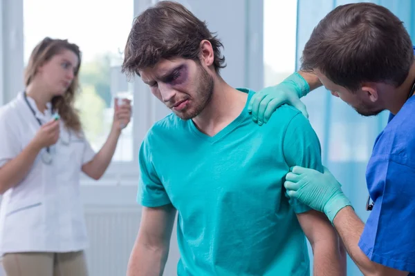 Rüde mit gebrochenem Arm — Stockfoto