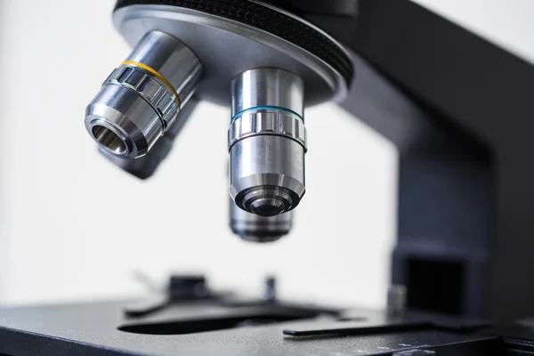 Moderna laboratorium mikroskopet — Stockfoto