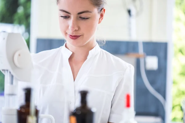 Studentin der Mikrobiologie während ihres Praktikums — Stockfoto