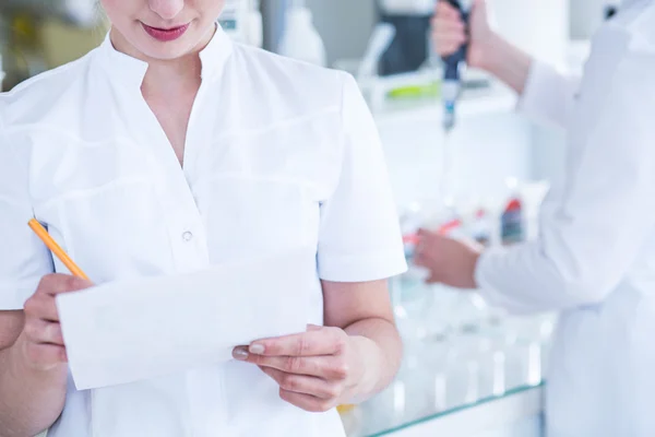 Wissenschaftler in sterilen Mänteln — Stockfoto