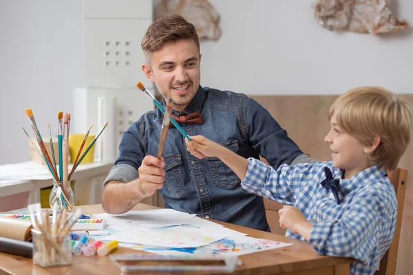 Niño con padre jugando juntos —  Fotos de Stock