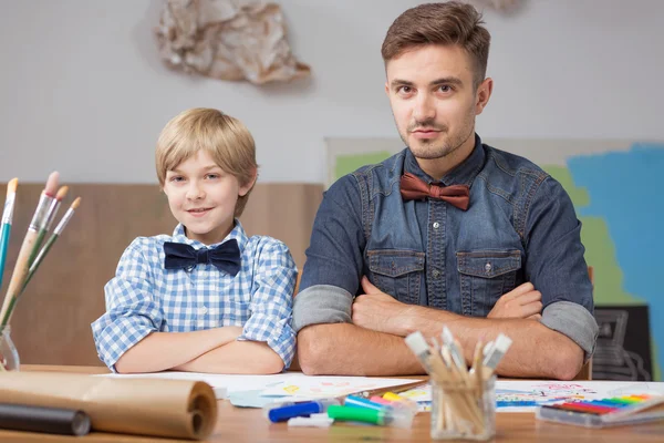 Guapo papá y lindo niño — Foto de Stock