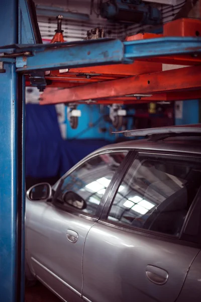 Auto en taller mecánico —  Fotos de Stock