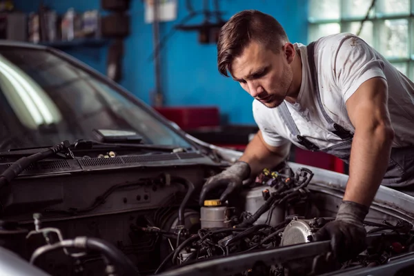 Inspecção automóvel na oficina mecânica — Fotografia de Stock