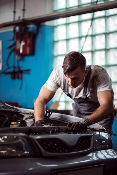 Mechaniker bei der Arbeit — Stockfoto