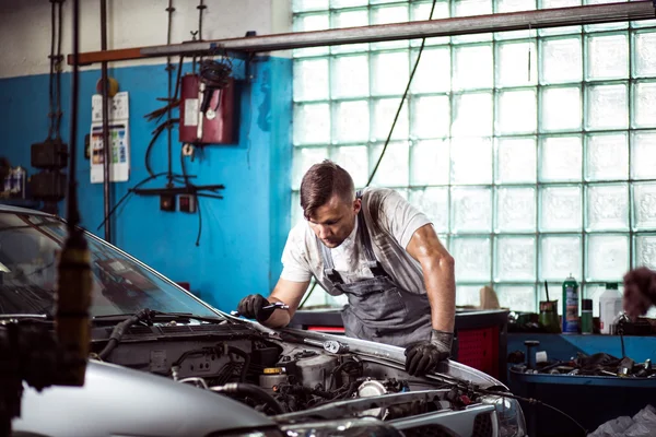 Guardando all'interno del cofano auto — Foto Stock