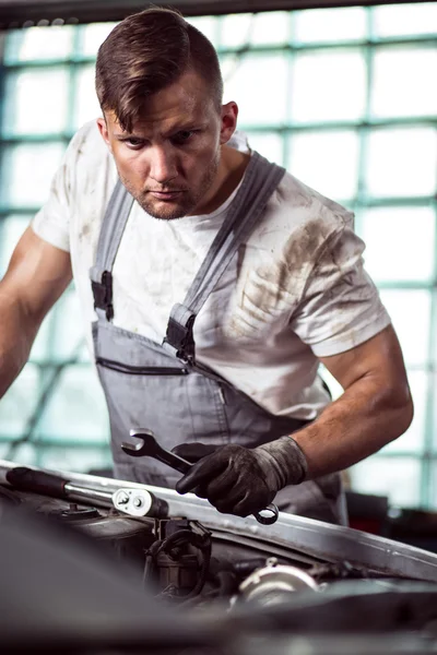 Mechanic fixing car problem — Stock Photo, Image