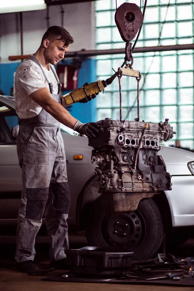 Mecánico trabajando con motor — Foto de Stock