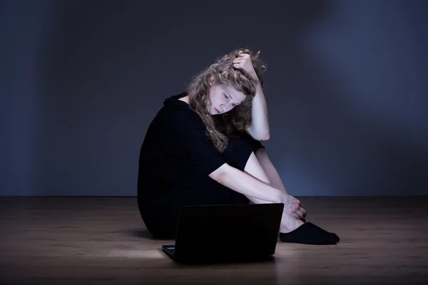 Kvinnan är deprimerad — Stockfoto