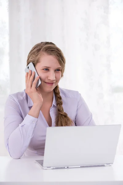 Telefonieren auf dem Handy — Stockfoto