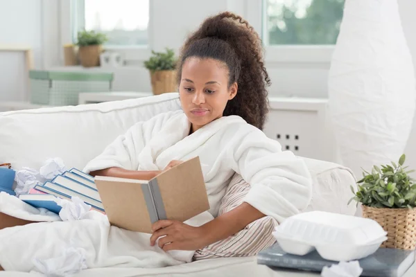 Menina estudando em casa — Fotografia de Stock