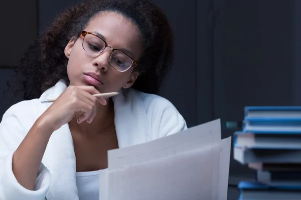 Zwarte meid die een document leest — Stockfoto