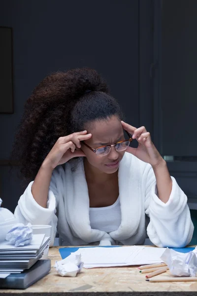 Mal de tête en faisant des devoirs — Photo