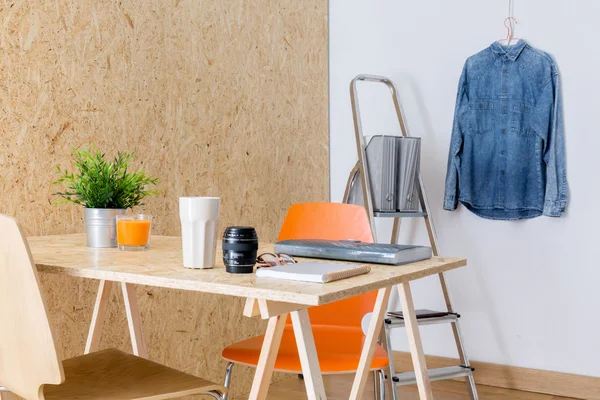 Mesa de madeira no quarto contemporâneo — Fotografia de Stock