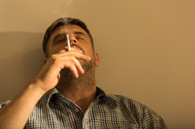 Sigara içen bir adam