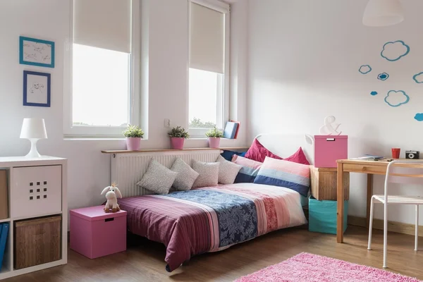 Chambre moderne accueillante pour adolescent — Photo