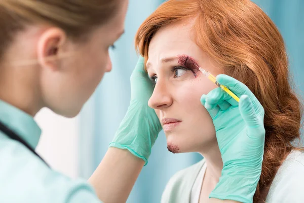 Paciente feminina na sala de cirurgia — Fotografia de Stock