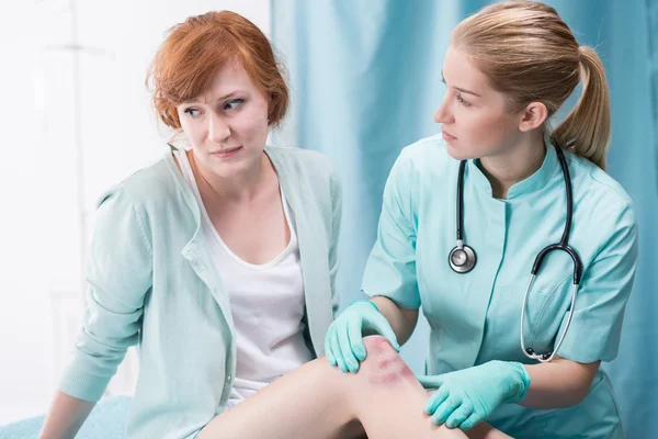 Doctor diagnosing female patient — Stock Photo, Image