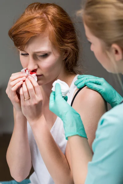 Femmina ferita nella stanza del medico — Foto Stock