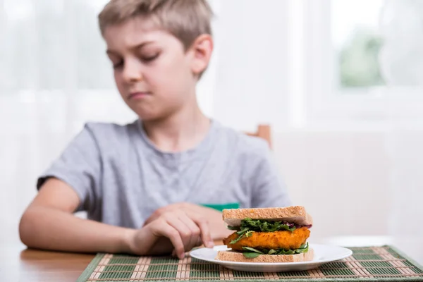 Jongen wil niet gezond sandwich — Stockfoto