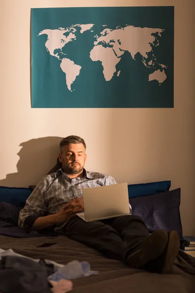 Pria kesepian menggunakan laptop — Stok Foto