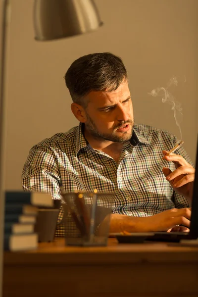 Worried guy smoking cigarettes — Stock Photo, Image