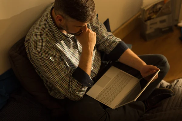 Serious guy with laptop — Stock Photo, Image