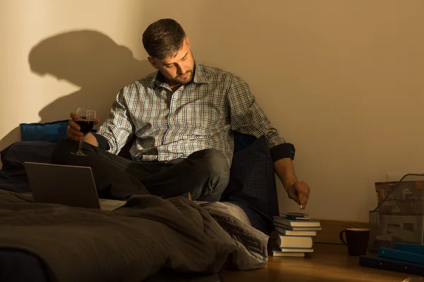 Самотній чоловік палить у ліжку — стокове фото