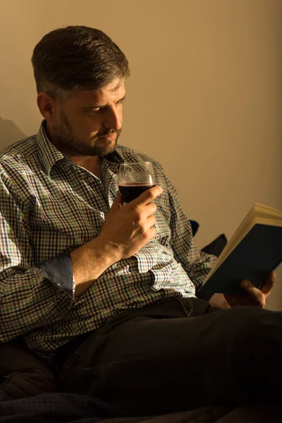 Lorn man relaxing with book — Stock Photo, Image