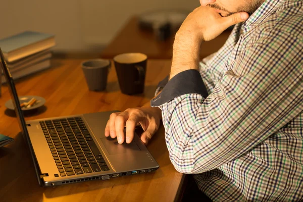 Homem focado usando laptop — Fotografia de Stock