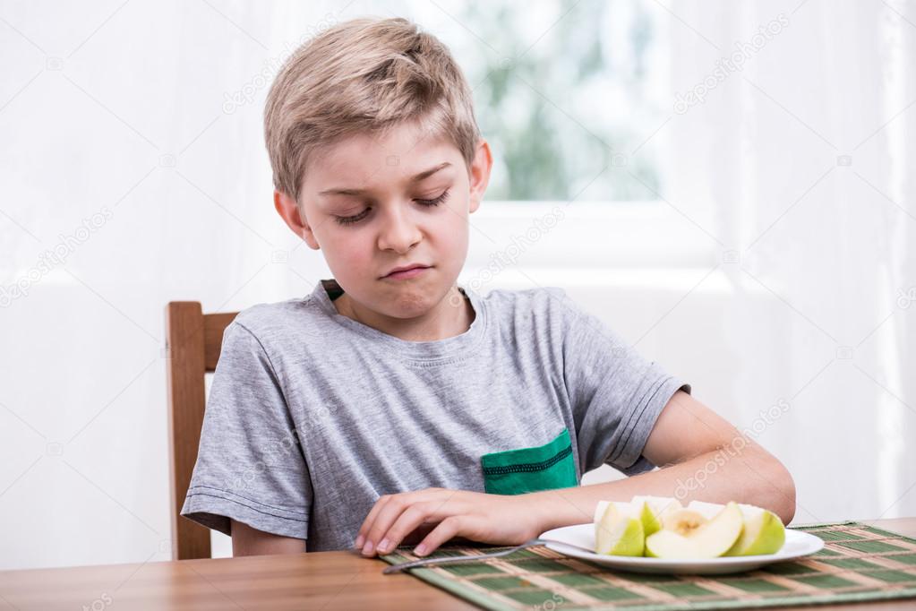 Картинка йогурт для дошкольников. Брокколи для детей. Нарушение аппетита у детей. Ребенок. Мальчик не хочет лечиться.