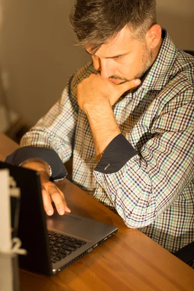 Focalizzato bell'uomo con computer portatile — Foto Stock