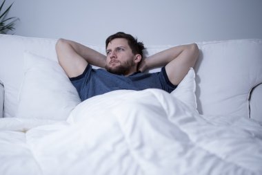 yakışıklı adam yatakta yatan