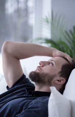 Endişeli adam uyuyamıyorum