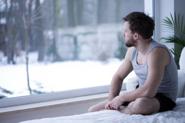 pencereden görünen adam