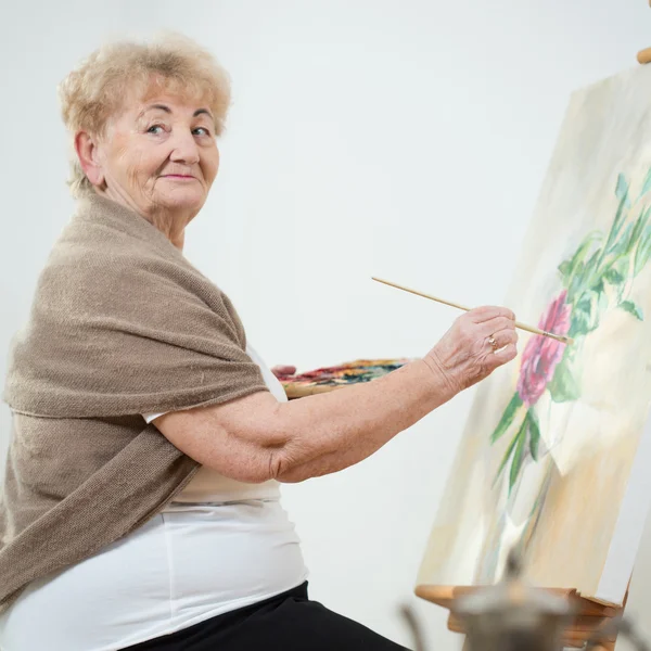 Seniorin beim Malen — Stockfoto