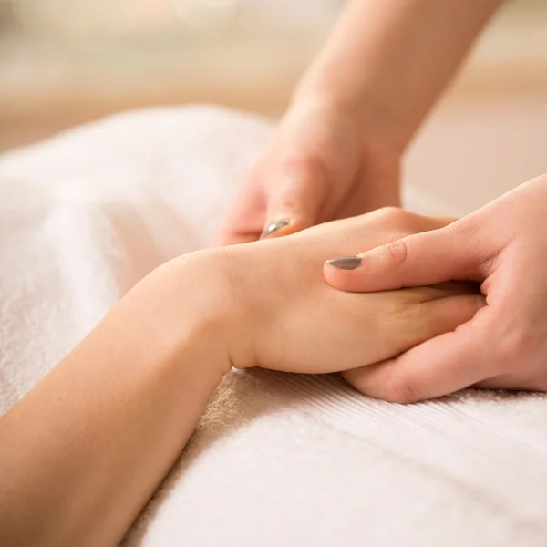 Close-up de massagem de mão — Fotografia de Stock